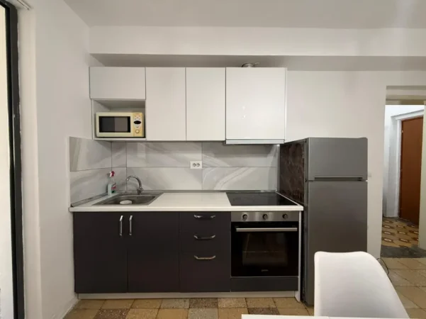 Tirane, jepet me qera apartament 1+1 Kati 5, 37000 lek (Brryli)