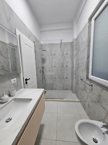 Tirane, shitet apartament Vile 3 Katshe , 240 m² 