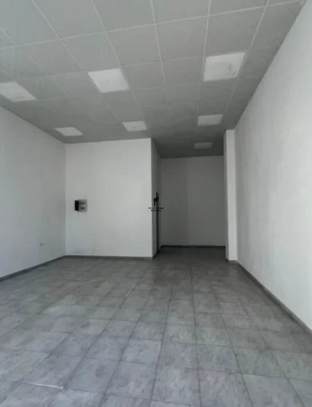 Tirane, jepet me qera dyqan Kati 0, 72 m² 1.100 € (LAPRAKE)