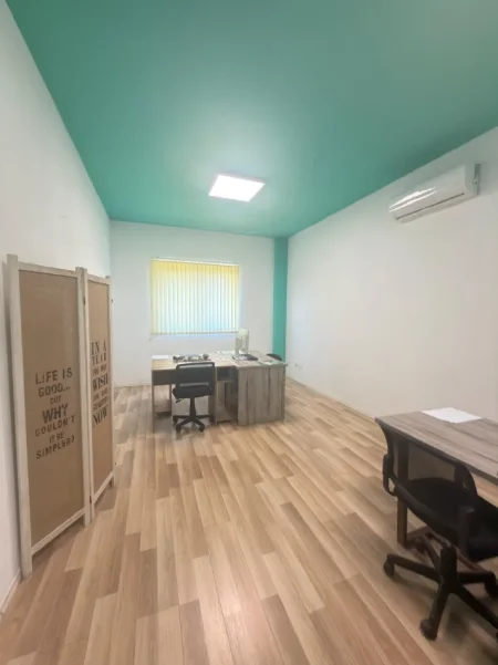 Tirane, jepet me qera zyre Kati 1, 65 m² 500 € (Astir)