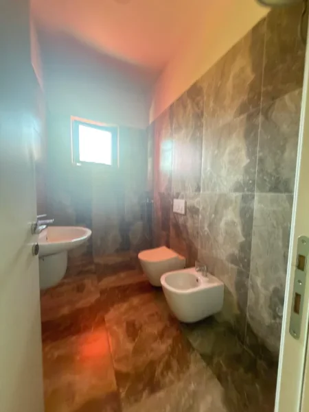 Tirane, jepet me qera zyre Kati 1, 65 m² 500 € (Astir)
