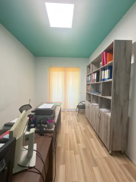Tirane, jepet me qera zyre Kati 1, 65 m² 500 € (Astir)