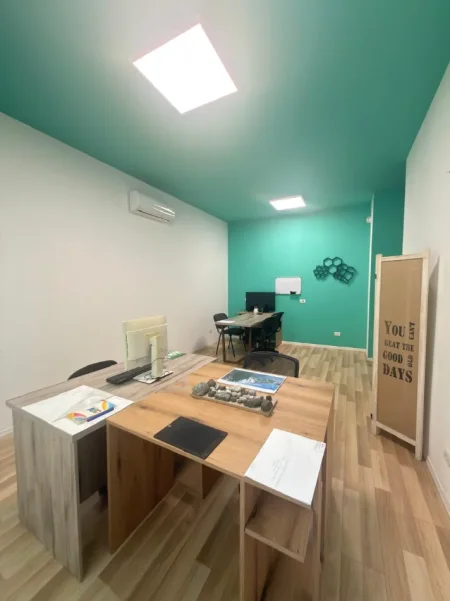 Tirane, jepet me qera zyre Kati 1, 65 m² 500 € (Astir)