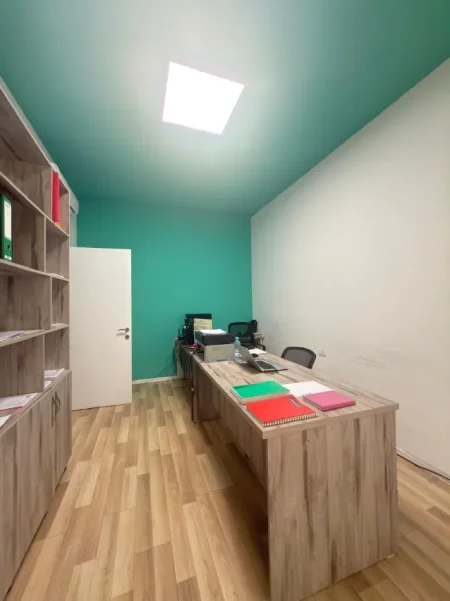 Tirane, jepet me qera zyre Kati 1, 65 m² 500 € (Astir)