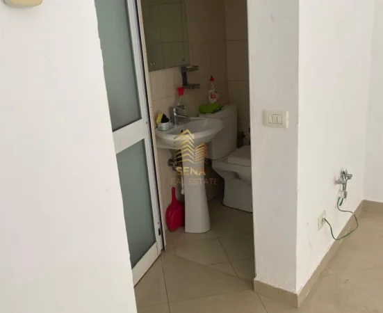 Tirane, jepet me qera ambjent biznesi Kati -1, 30 m² 300 € (Fresk)