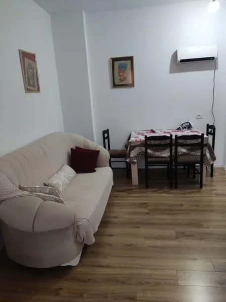 Tirane, jepet me qera apartament 1+1 Kati 3, 50 m² 350 € (Porcelani)
