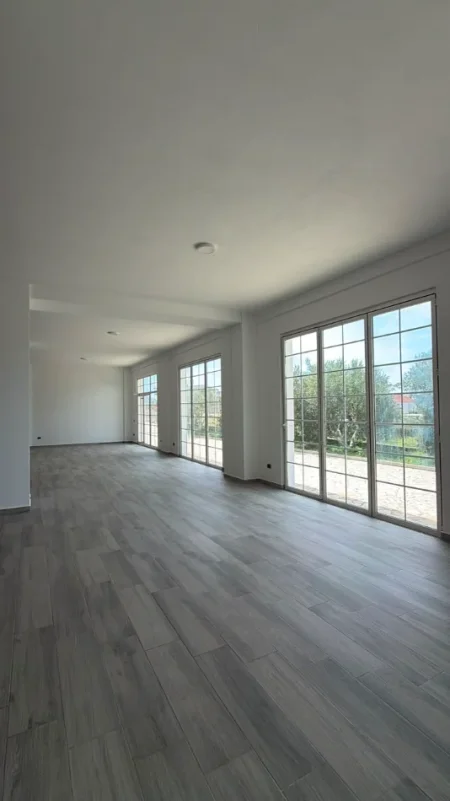 Tirane, jepet me qera ambjent biznesi Kati 0, 250 m² 900 € (Paskuqan)