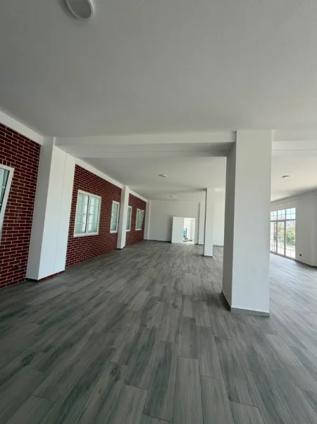 Tirane, jepet me qera ambjent biznesi Kati 0, 250 m² 900 € (Paskuqan)