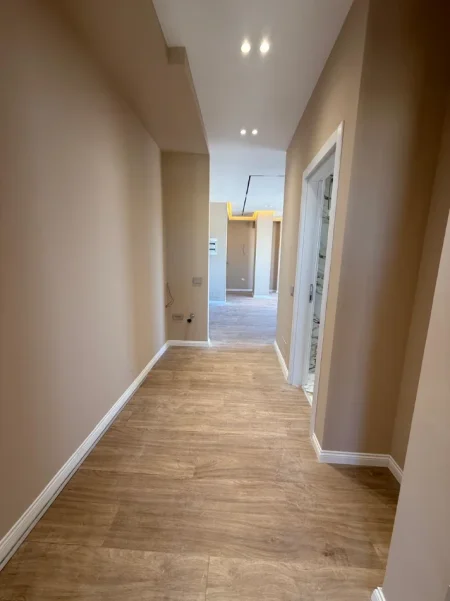 Tirane, jepet me qera zyre Kati 11, 130 m² 1.300 € (Rruga e Barrikadave)