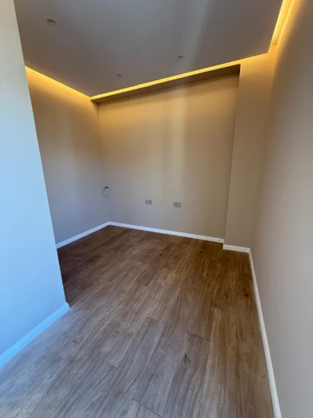 Tirane, jepet me qera zyre Kati 11, 130 m² 1.300 € (Rruga e Barrikadave)