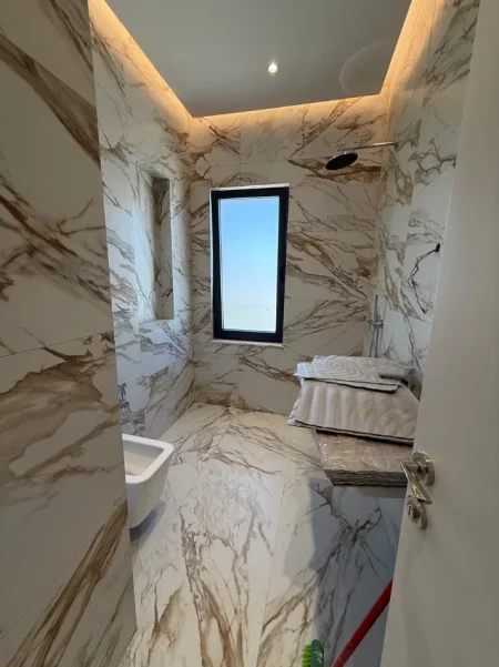 Tirane, jepet me qera zyre Kati 11, 130 m² 1.300 € (Rruga e Barrikadave)