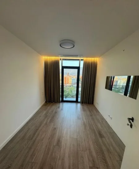 Tirane, jepet me qera ambjent biznesi Kati 8, 86 m² 1.200 € (Liqeni Artificial)