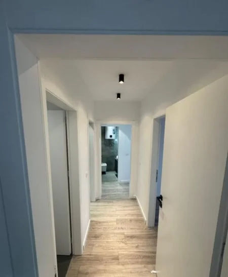 Tirane, jepet me qera ambjent biznesi Kati 8, 86 m² 1.200 € (Liqeni Artificial)
