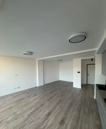 Tirane, jepet me qera ambjent biznesi Kati 8, 86 m² 1.200 € (Liqeni Artificial)