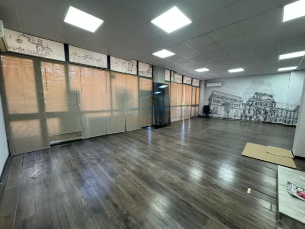 Tirane, jepet me qera ambjent biznesi Kati 1, 210 m² 2.000 € 