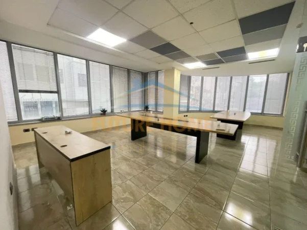 Tirane, shitet ambjent biznesi Kati 1, 343 m² 1.200.000 € (BULEVARDI ZOGU I PARE)