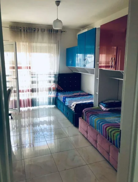 Tirane, jepet me qera apartament 2+1+Ballkon Kati 2, 108 m² 700 € (Rruga Tafaj)