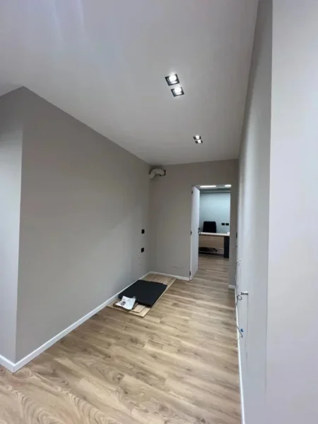 Tirane, jepet me qera ambjent biznesi Kati 4, 85 m² 900 € (Liqeni i Thatë)