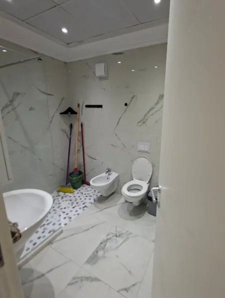 Tirane, jepet me qera apartament 1+1 , 70 m² 570 € 