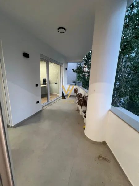 Tirane, jepet me qera zyre Kati 4, 100 m² 900 € (LIQENI I THATE)