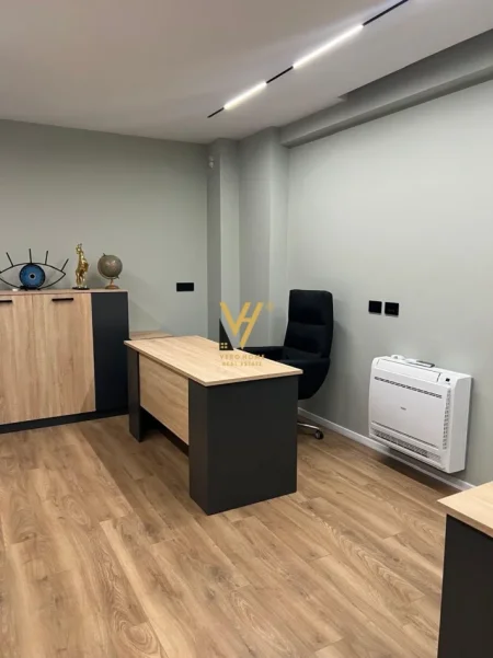 Tirane, jepet me qera zyre Kati 4, 100 m² 900 € (LIQENI I THATE)