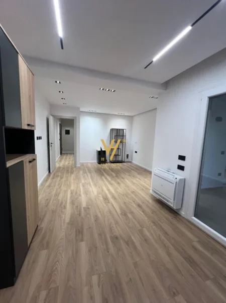 Tirane, jepet me qera zyre Kati 4, 100 m² 900 € (LIQENI I THATE)