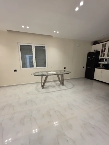 Tirane, jepet me qera Vile 3+1+Ballkon , 250 m² 2.100 € (Rruga e Vilave)