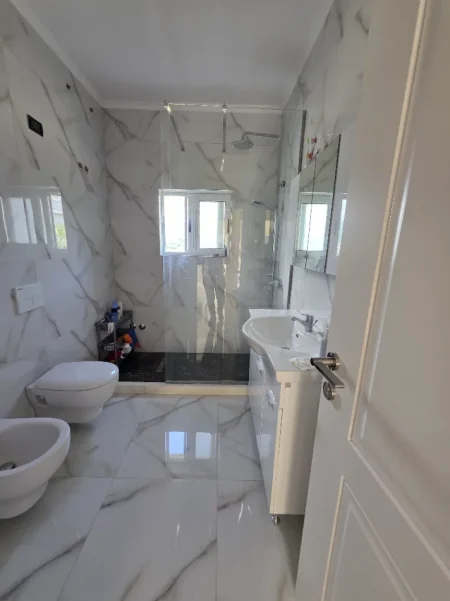 Tirane, jepet me qera Vile 3+1+Ballkon , 250 m² 2.100 € (Rruga e Vilave)