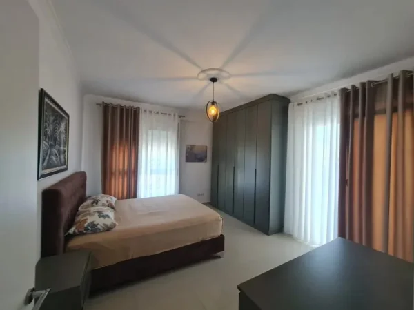 Tirane, jepet me qera apartament 3+1 Kati 2, 128 m² 800 € (Botanical Garden of Tirana)