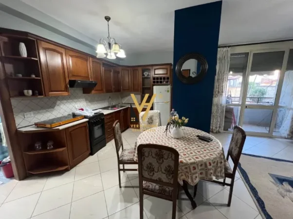 Tirane, jepet me qera apartament 1+1+Ballkon Kati 1, 65 m² 570 € (RRUGA FORTUZI)