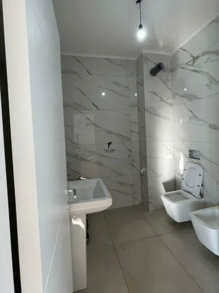 Tirane, jepet me qera apartament 1+1 Kati 9, 65 m² 550 € (BULEVARDI I RI)