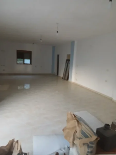 Tirane, jepet me qera magazine Kati 0, 90 m² 400 € (Rruga Leandro Zoto)