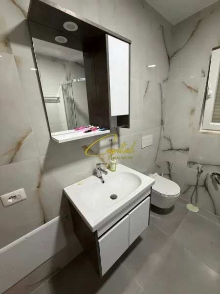 Tirane, jepet me qera apartament 2+1 Kati 2, 100 m² 650 € (ALI DEMI)