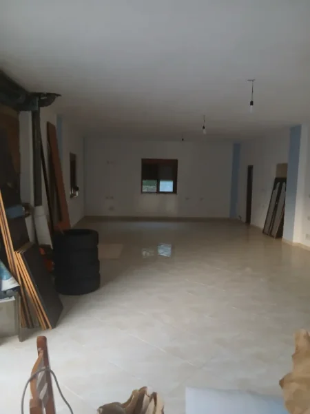 Tirane, jepet me qera magazine Kati 0, 90 m² 400 € (Rruga Leandro Zoto)