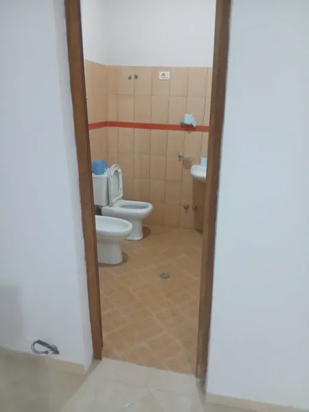 Tirane, jepet me qera magazine Kati 0, 90 m² 400 € (Rruga Leandro Zoto)