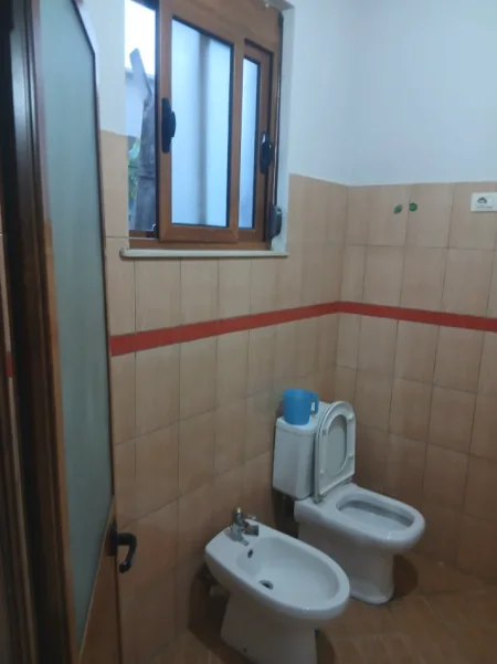 Tirane, jepet me qera magazine Kati 0, 90 m² 400 € (Rruga Leandro Zoto)