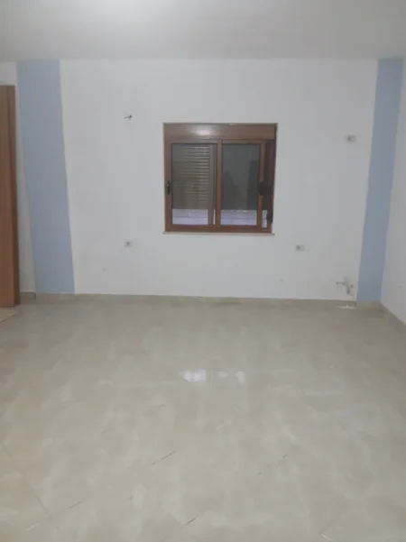 Tirane, jepet me qera magazine Kati 0, 90 m² 400 € (Rruga Leandro Zoto)
