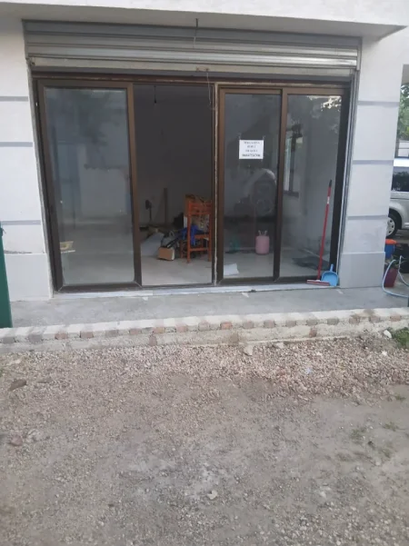 Tirane, jepet me qera magazine Kati 0, 90 m² 400 € (Rruga Leandro Zoto)