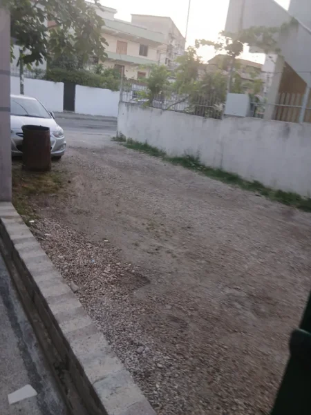 Tirane, jepet me qera magazine Kati 0, 90 m² 400 € (Rruga Leandro Zoto)
