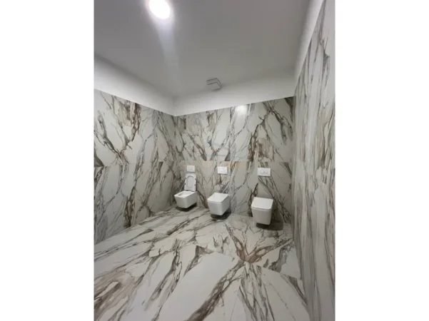 Tirane, jepet me qera ambjent biznesi Kati 1, 110 m² 2.200 € (Rruga e Barrikadave)