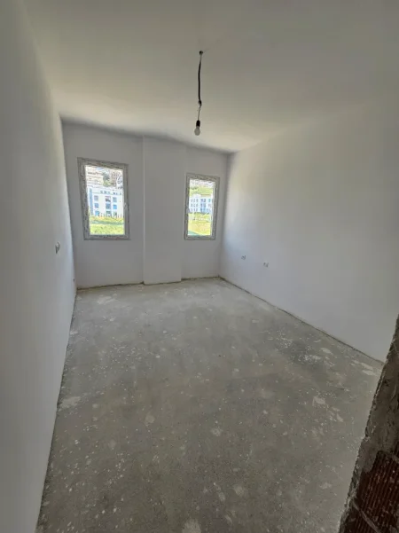Tirane, shitet apartament 2+1+Ballkon , 89 m² 142.000 € (Muraga, Fresk)