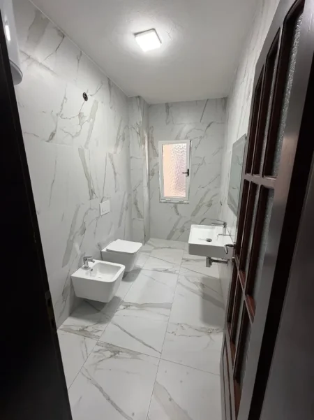 Tirane, jepet me qera ambjent biznesi Kati 4, 178 m² 1.700 € (Sheshi Willson)