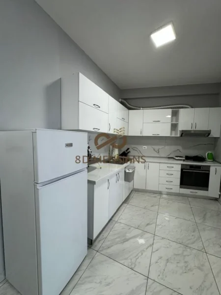 Tirane, jepet me qera apartament 1+1+Ballkon Kati 7, 50 m² 800 € (komuna e parisit)