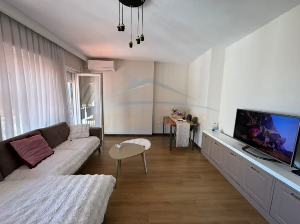 Tirane, jepet me qera apartament 1+1+Ballkon Kati 4, 60 m² 600 € (Rruga e dibres)