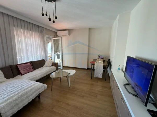 Tirane, jepet me qera apartament 1+1+Ballkon Kati 4, 60 m² 600 € (Rruga e dibres)