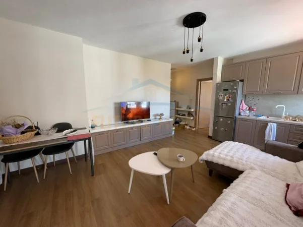 Tirane, jepet me qera apartament 1+1+Ballkon Kati 4, 60 m² 600 € (Rruga e dibres)