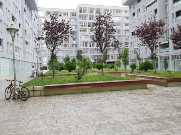 Tirane, jepet me qera ambjent biznesi Kati 2, 1.200 € (Komuna e Parisit)