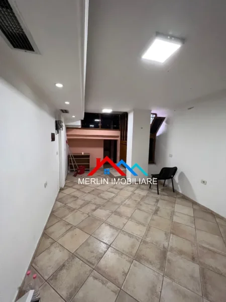 Tirane, jepet me qera ambjent biznesi Kati -1, 28 m² 315 € (RRUGA BARDHYL)