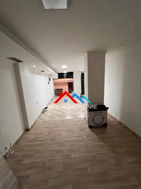 Tirane, jepet me qera ambjent biznesi Kati -1, 28 m² 315 € (RRUGA BARDHYL)