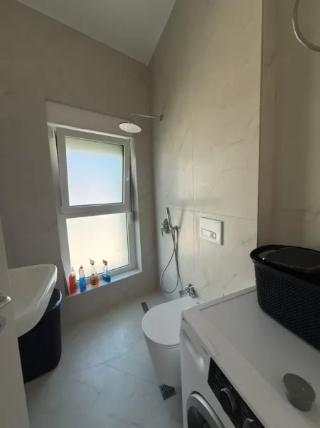 Tirane, jepet me qera apartament 2+1+Ballkon Kati 8, 70 m² 500 € (Ali Dem)